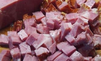 копчёное мясо порезать кубиками