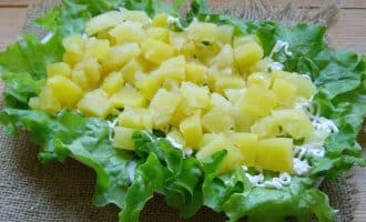 салат с креветками и ананасом