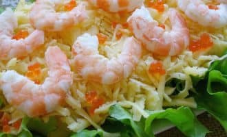 салат с ананасами и креветками