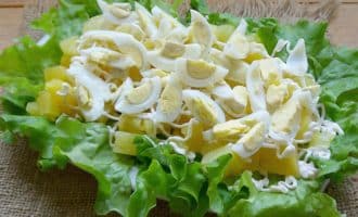 салат с креветками и ананасом