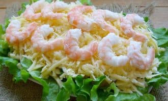 салат с ананасами и креветками