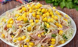 салат с курицей и кукурузой с маслом