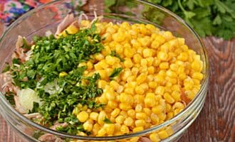 Салат с копчёной курицей, капустой и кукурузой "Красавец"
