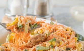 Салат с вареной куриной грудкой и морковкой