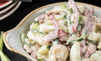Салат с курицей и маринованными грибами