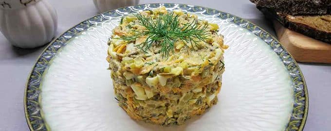 салат с куриной печенью и маринованными огурцами