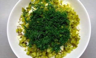 Салат с печенью и маринованными огурцами