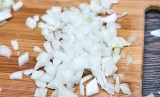 Слоеный салат с крабовыми палочками и рыбой