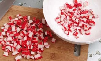 слоёный салат с крабовыми палочками и рыбой