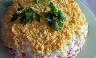 салат с крабовыми палочками и рыбой