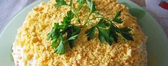 салат с крабовыми палочками и рыбой