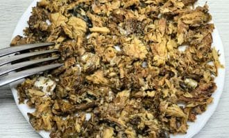 Слоёный салат с рыбными консервами и огурцом