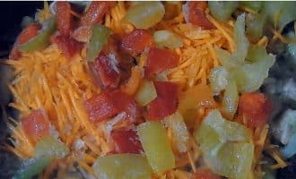 Свинина с рисом и овощами на сковороде