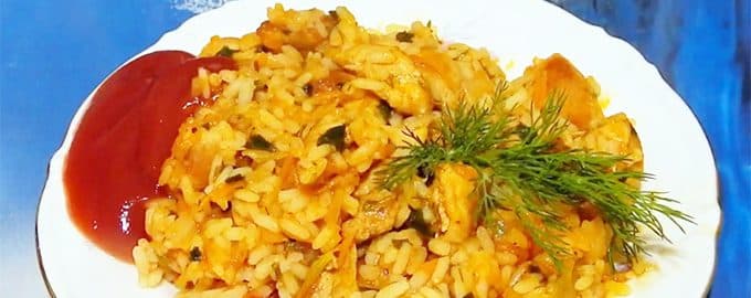 свинина с рисом и овощами на сковороде