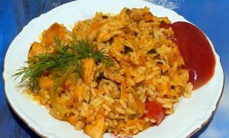 Свинина с рисом и овощами на сковороде