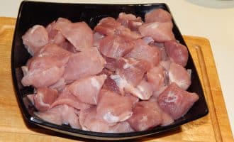 мясо пеорезать кусочками