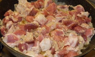 как потушить мясо на сковороде