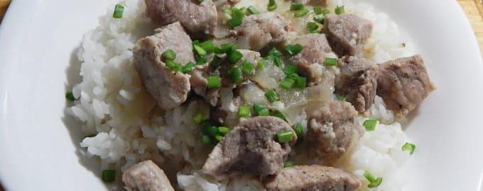 мясо с чесноком на сковороде