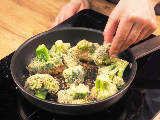 капуста брокколи с сухарями