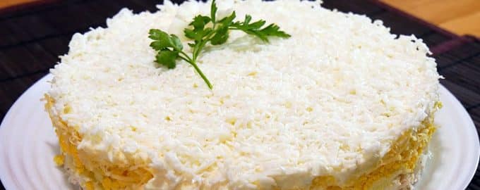 салат с курицей слоёный