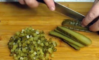 салат с солёными огурцами и фасолью