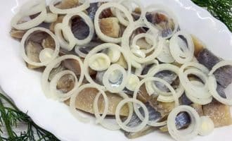 Салат из селёдки с зелёным горошком и луком
