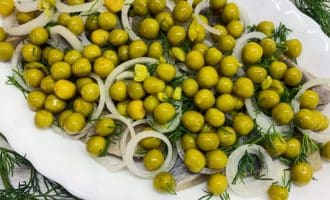 селедка с зелёным горошком