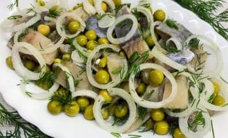селедка с зелёным горошком
