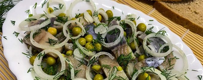 салат с селёдкой и зелёным горошком