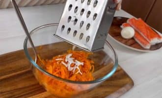 Салат с крабовыми палочками и корейской морковью