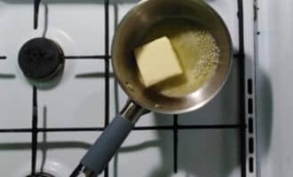растопите сливочное масло