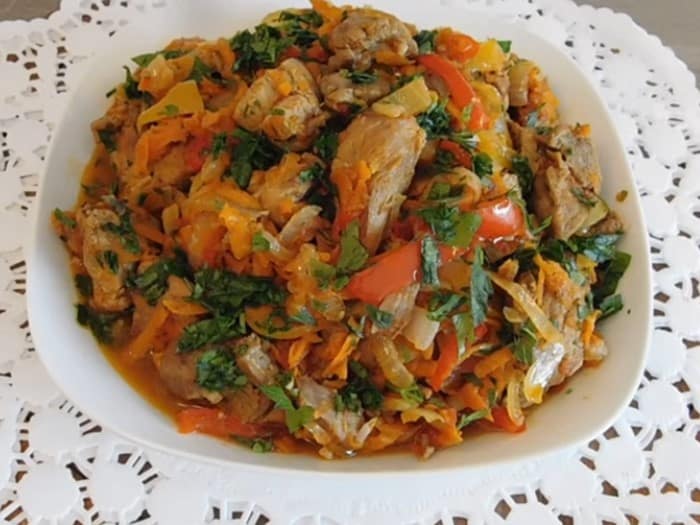 тушёная индейка с овощами