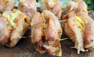 Куриные бёдра с сыром и ананасом. Праздничное жаркое
