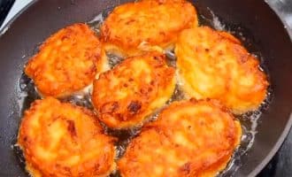 Ленивые пирожки с капустой на сковороде