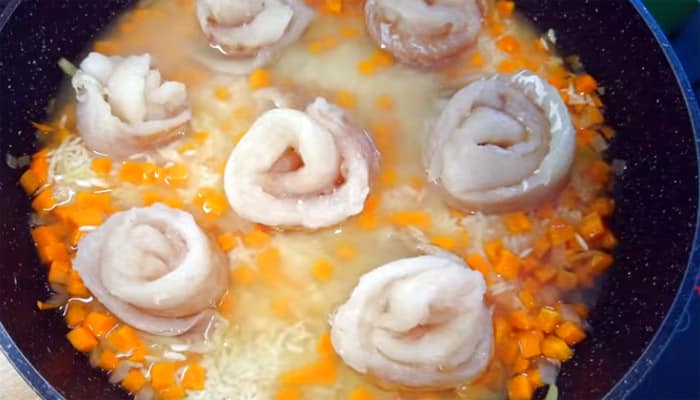 минтай с рисом на сковороде