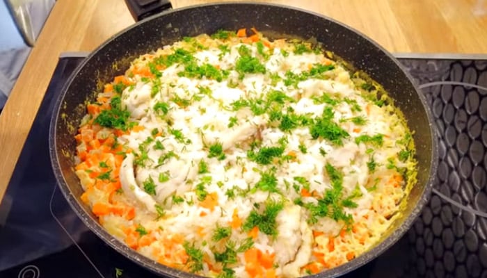 минтай с рисом на сковороде