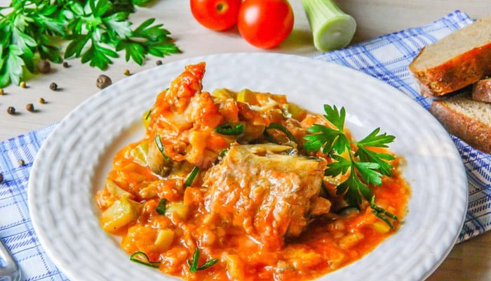 минтай тушёный с овощами на сковороде