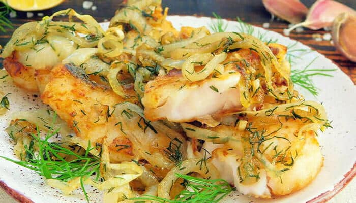 пикша с луком на сковороде