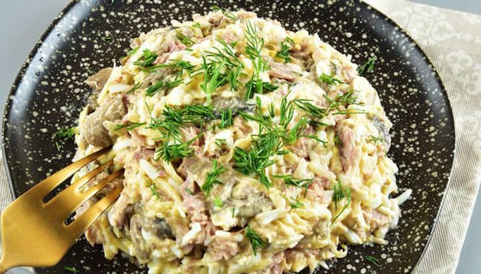 салат с консервированным тунцом и грибами