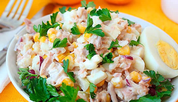 салат с тунцом и кукурузой