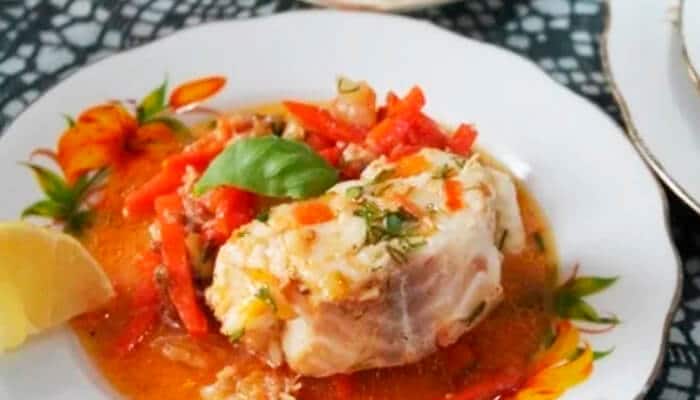 запечённая пикша с морковью и луком в духовке