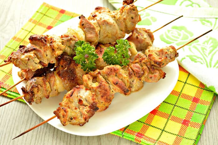 свиной шашлык на шпажках в духовке