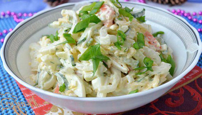 салат с фасолью и кальмарами