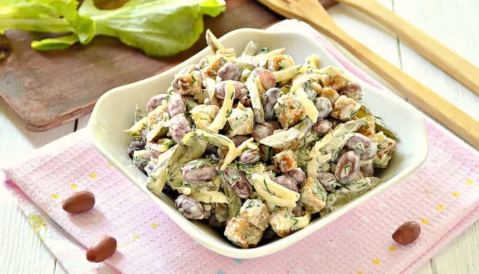 салат с фасолью сухариками и сыром