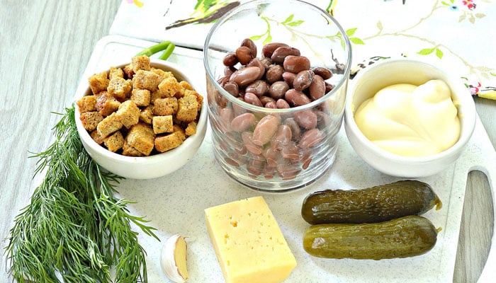 салат с фасолью сухариками и сыром