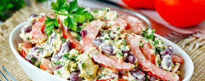 салат с консервированной фасолью и сухариками