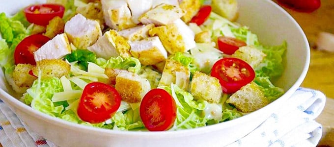 салат цезарь с помидорами курицей и сухариками