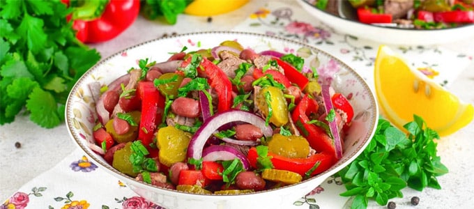 Салат с говядиной и маринованными огурцами