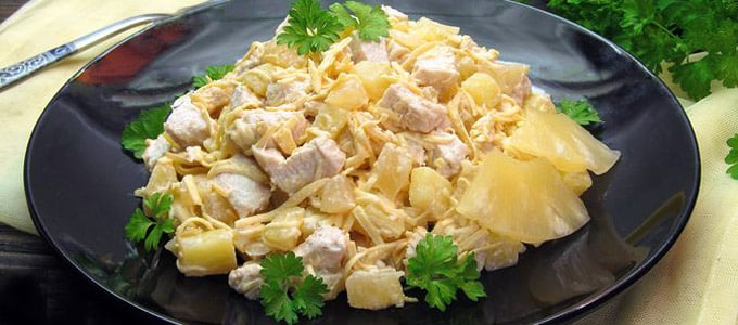 салат с курицей и ананасами