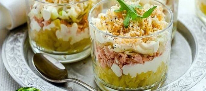 слоёный салат в бокале